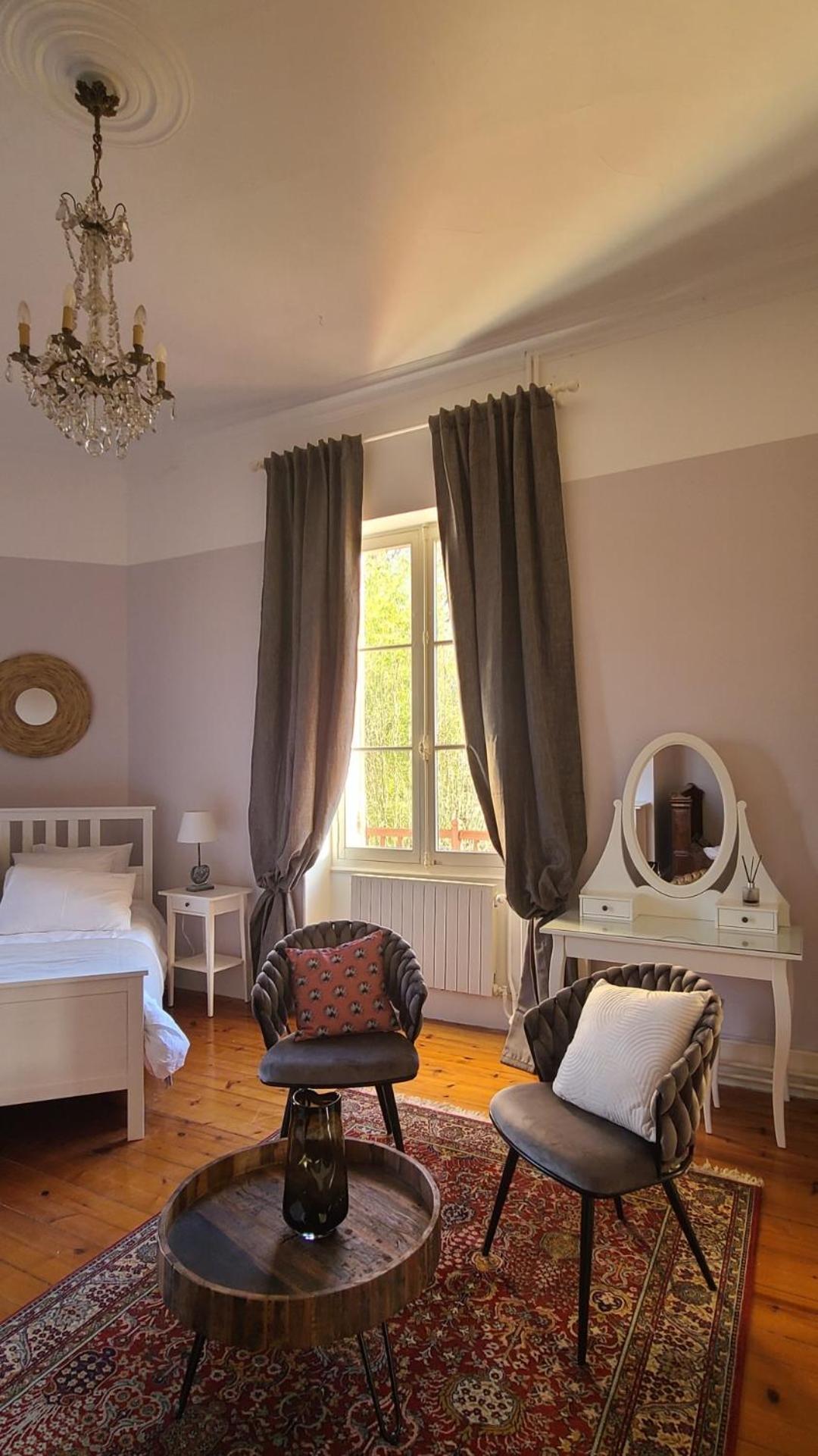 Le Manoir Du Moulin De Madame Bed & Breakfast วีเนิฟ-โซร์-ล็อต ภายนอก รูปภาพ