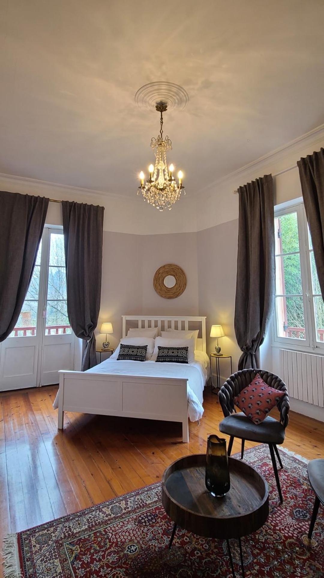 Le Manoir Du Moulin De Madame Bed & Breakfast วีเนิฟ-โซร์-ล็อต ห้อง รูปภาพ